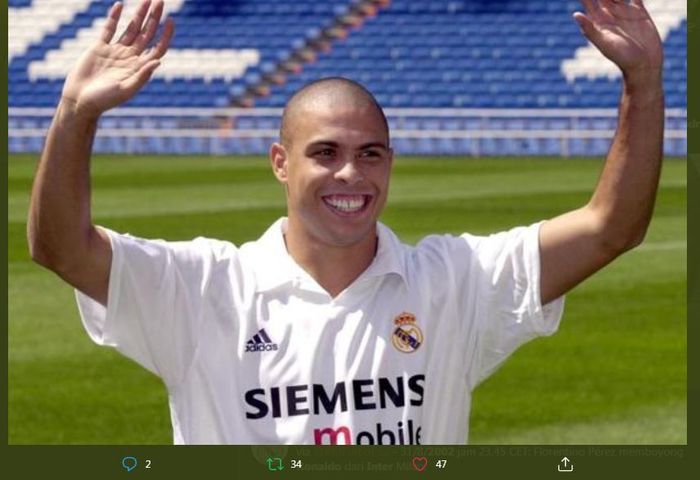 Ronaldo Nazario saat diperkenalkan sebagai pemain Real Madrid pada 2002.