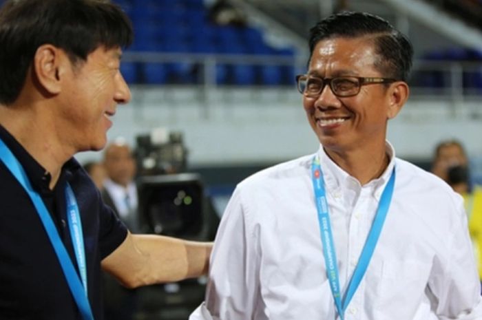 Pelatih Timnas U-23 Vietnam Hoang Anh Tuan (kanan) berbincang santai dengan Shin Tae-yong dalam final Piala AFF U-23 2023 di Rayong, Thailand, 26 Agustus 2023.