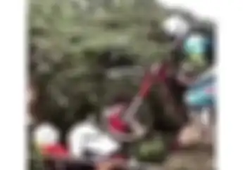 Ini Baru Kebersamaan Adventure, Badan Temen Aja Dipakai Buat Jembatan