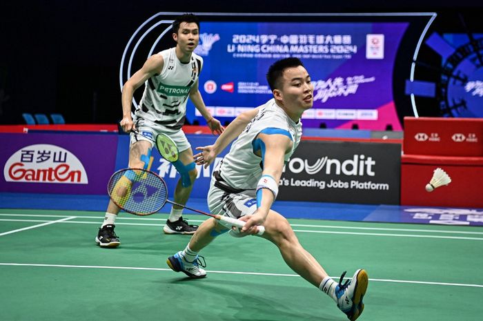 Aaron Chia (kanan) dan Soh Wooi Yik dari Malaysia bermain melawan He Ji Ting dan Ren Xiang Yu dari China dalam pertandingan perempat final ganda putra China Masters 2024 di Shenzhen, Guangdong, China, pada 22 November 2024.