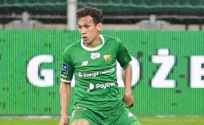 Egy Maulana Vikri mengalahkan satu pemain tengah Lechia Gdansk untuk bisa dipercaya masuk ke skuat utama pada musim 2020-2021.