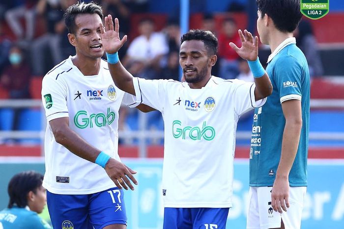 Pemain PSIM Yogyakarta, Ari Maring usai mencetak gol ke gawang Nusantara United di Stadion Kebogiro, Boyolali, pada Sabtu (14/10/2023).