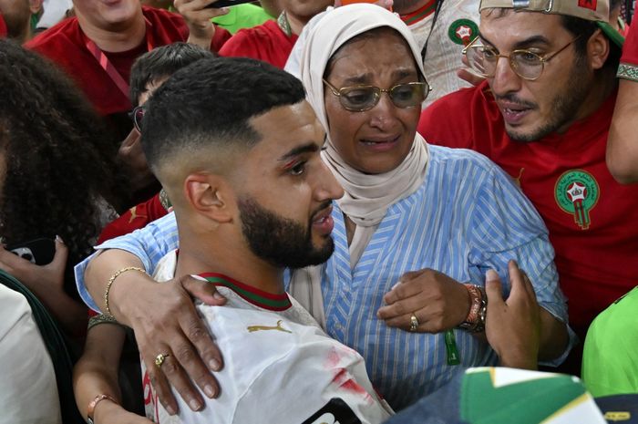 Dengan berlumuran darah di kausnya, gelandang timnas Maroko Ismail Sibari merayakan kemenangan atas Belanda bersama ibunya pada laga babak 32 besar Piala Dunia 2026, di Stadion BBVA Monterrey (29/6/2026).