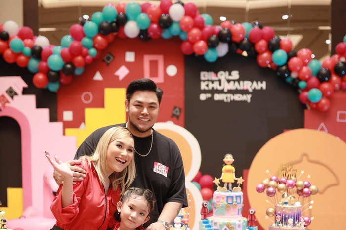 Foto Ivan Gunawan bareng Ayu Ting Ting dan Bilqis seperti memperlihatkan keluarga bahagia lengkap dengan kehadiran ayah, ibu, dan anak. 