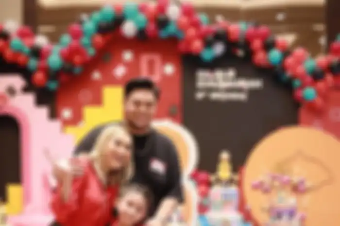 Foto Ivan Gunawan bareng Ayu Ting Ting dan Bilqis seperti memperlihatkan keluarga bahagia lengkap dengan kehadiran ayah, ibu, dan anak. 