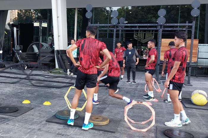 Pelatih Timnas U-20 Indonesia Indra Sjafri memantau latihan skuad Garuda Nusantara dalam di Empire Fit Club di Kawasan Gelora Bung Karno, Senayan, Jakarta, Rabu (15/5/2024).