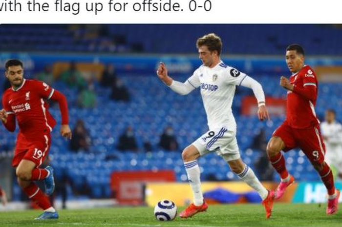 Striker Leeds United, Patrick Bamford, menggiring bola dalam laga Liga Inggris kontra Liverpool di Stadion Elland Road, Senin (19/4/2021).