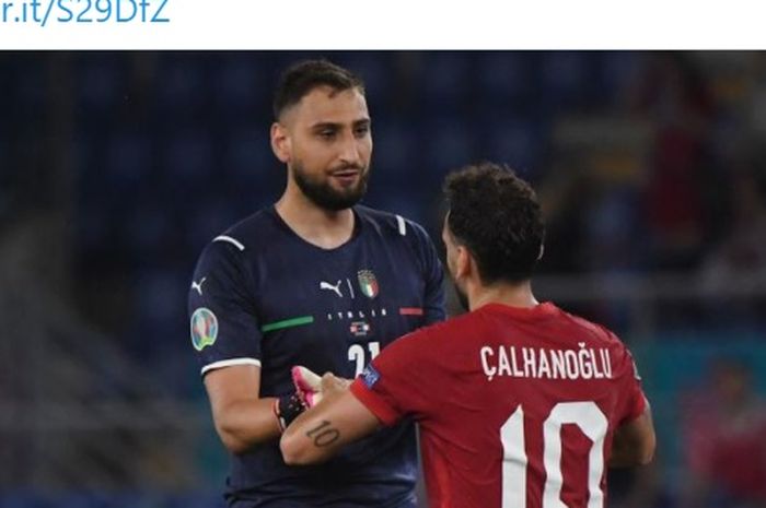 Kiper timnas Italia, Gianlugi Donnarumma dan gelandang timnas Turki, Hakan Calhanoglu.