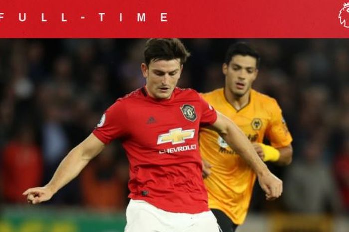 Bek Manchester United, Harry Maguire (kiri), beraksi dalam laga Liga Inggris melawan Wolverhampton Wanderers di Stadion Molineux, Senin (19/8/2019).