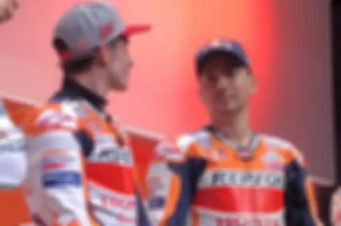 Jorge Lorenzo berbincang dengan Marquez.