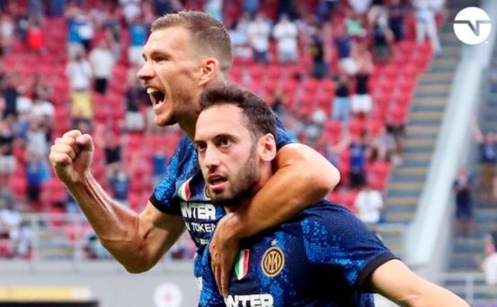 Dua pemain Inter Milan, Edin Dzeko dan Hakan Calhanoglu, melakukan selebrasi usai mencetak gol ke gawang Genoa dalam laga Liga Italia di Stadion Giuseppe Meazza, Sabtu (21/8/2021).