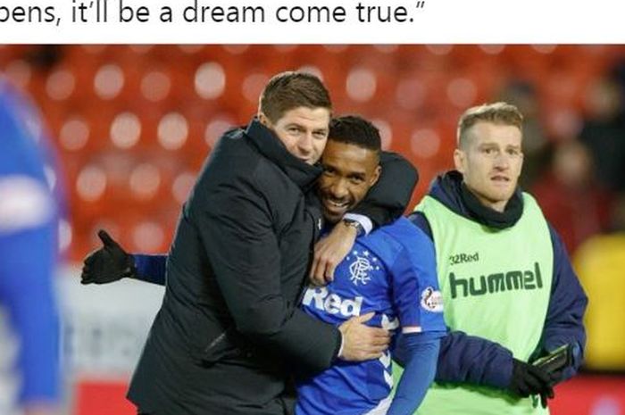 Pelatih Rangers, Steven Gerrard, berpelukan dengan Jermain Defoe.