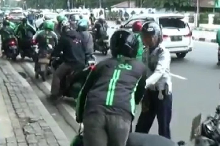 Ilustrasi driver ojek online mangkal sembarangan ditangkap Dishub.