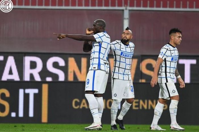 Striker Inter Milan, Romelu Lukaku, merayakan gol yang dicetak ke gawang Genoa dalam laga Liga Italia di Stadion Luigi Ferraris, Sabtu (24/10/2020).