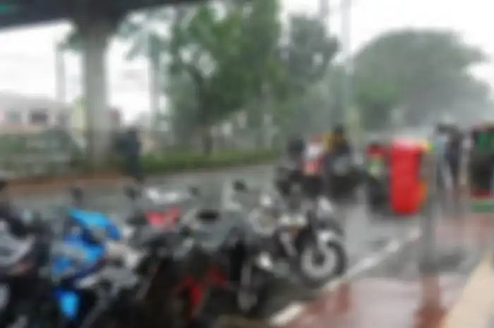Bikers harus melakukan persiapan jelang musim hujan.