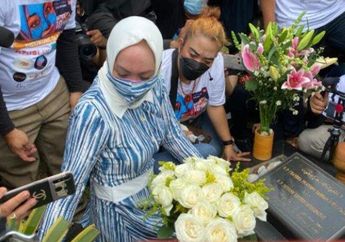 'Aku Minta Maaf, Anak-anak Aku Tinggal' Bebas Setelah 10 Tahun di Penjara, Angelina Sondakh Cium Batu Nisan Adjie Massaid