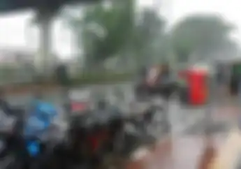 Street Manners: Ancaman Denda Rp 250 Berteduh di Bawah Jembatan Saat Hujan, Pemotor Masih Bandel