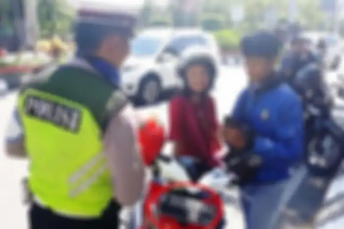 Polisi menilang pemilik Honda BeAT memakai pelat nomor unik.