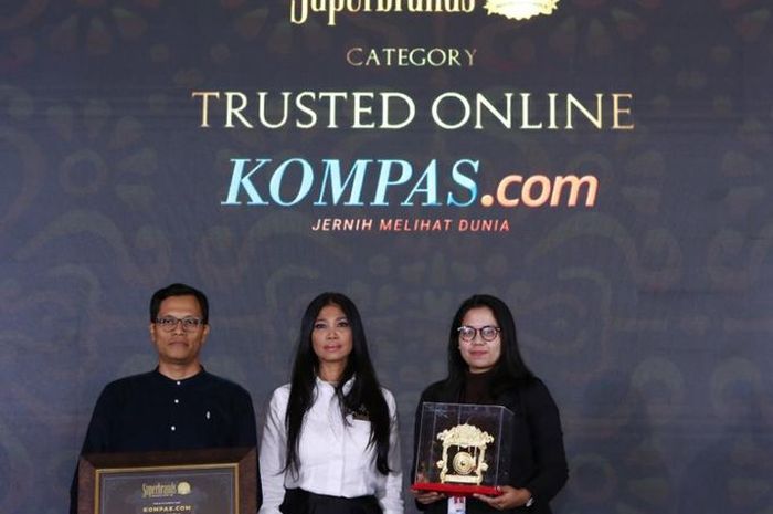 Pemimpin Redaksi Kompas.com Wisnu Nugroho menerima penghargaan Superbrands 2019 untuk Kompas.com kategori Media Online Terpercaya dalam Gala Awards Superbrands 2019 di Ballroom 1, Sheraton Gandaria Jakarta, Jumat, 26 Juli 2019. Penghargaan diberikan CEO Superbrands Indonesia Grandtyana.