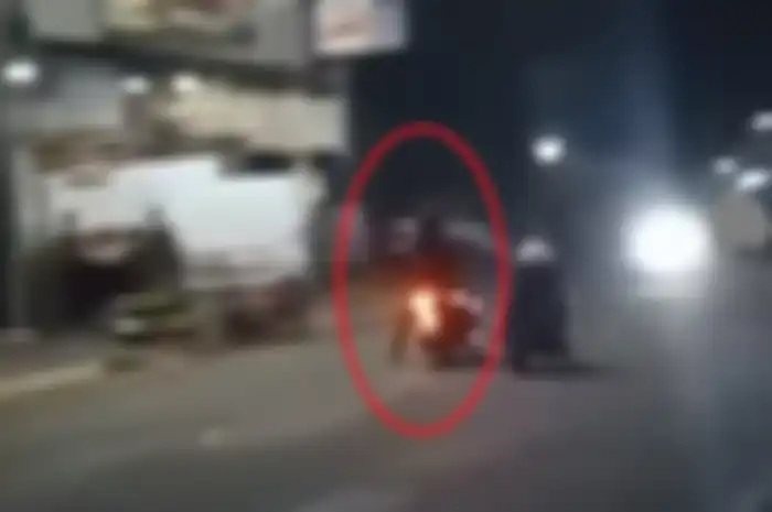 Driver ojol bernama Mang Opik (35) meninggal dunia akibat ditabrak pelaku balap liar di Kuningan, Jawa Barat.
