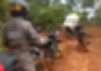 Salut! Video Anggota Polisi Kawal dan Amankan Kotak Suara Pemilu 2019 di Bengkulu, Jalur Ekstrim Dilibas