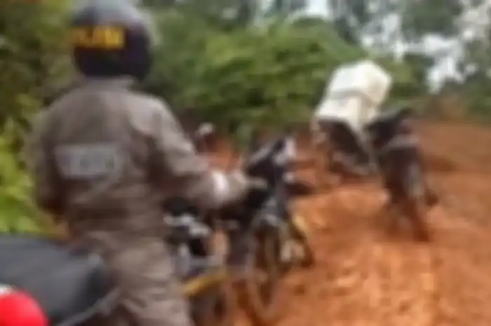 Anggota polisi libas medan ekstrim di Bengkulu.
