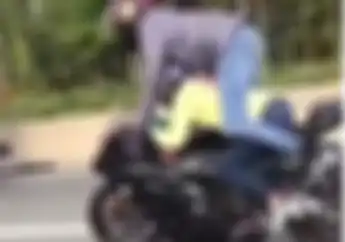Waduh! Apa Ini Cowok-Cewek Main Kuda-kudaan di Atas Moge