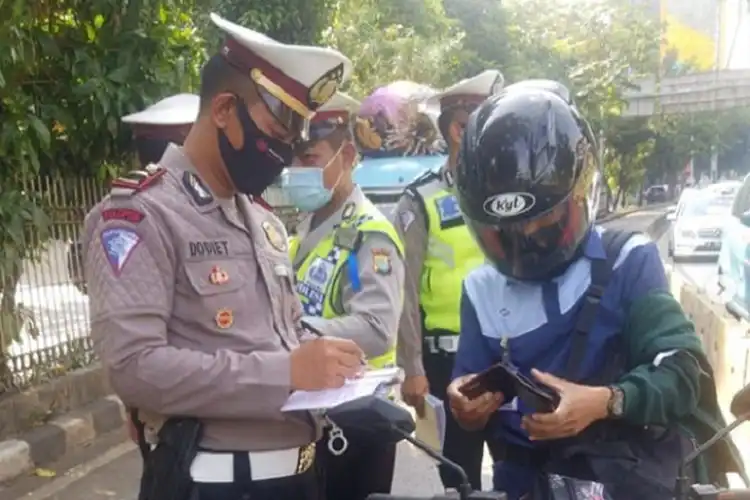 Diingatin Lagi Nih, Nekat Berkendara Tapi Gak Punya SIM Bisa Denda Ratusan Ribu Sampai Pidana Loh