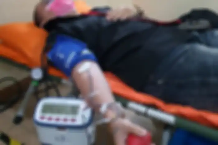 Anggota Honda ADV Indonesia Chapter Jakarta melakukan aksi donor darah.