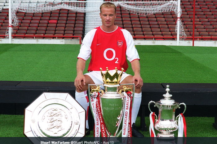 Dennis Bergkamp dengan gelarnya di Arsenal.