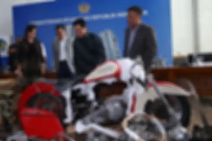 Menteri Keuangan Sri Mulyani menyebutkan kasus penyelundupan onderdil Harley Davidson dan sepeda lipat Brompton ini merugikan negara hingga Rp1,5 miliar. 