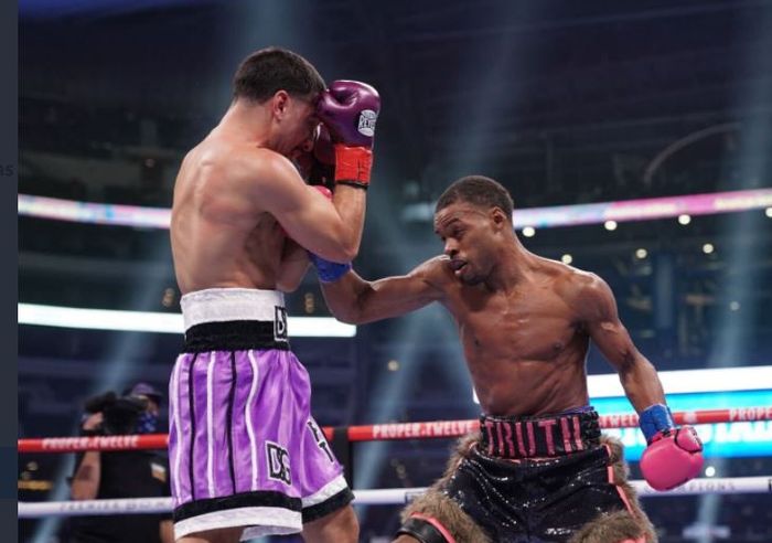 Duel antara Errol Spence Jr (kanan) vs Danny Garcia (kiri), Minggu (6/12/2020)