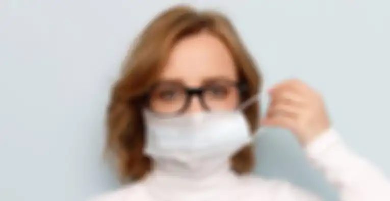 Ilustrasi wanita berkacamata pakai masker