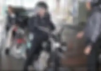 Ketularan Presiden? Menteri Ini Pamer Video Riding dan Ngantor Pakai Motor Kustom
