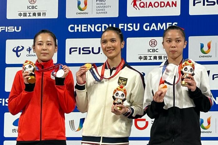 Atlet wushu Indonesia, Nandhira Mauriskha berhasil menyabet medali emas nomor chanquan putri pada FISU World University Games 2023 di Chengdu, China, Sabtu (29/7/2023)