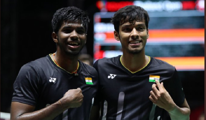 Pasangan ganda putra India, Satwiksairaj Rankireddy (kiri)/Chirag Shetty, seusai memenangi gelar juara Thailand Open 2019, di Indoor Stadium Huamark, Bangkok, Thailand, Minggu (4/8/2019).