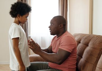 Berhenti Beri Hukuman, Ini 8 Cara Terbaik Ajarkan Sikap Disiplin pada Anak, Salah Satunya Jangan Menggunakan Kekerasan!