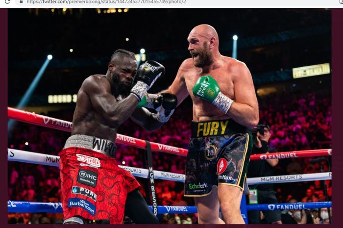 Tyson Fury (kanan) saat menjotos Deontay Wilder (kiri) ketika melakoni trilogi di T-Mobile Arena, Las Vegas, Nevada, Amerika Serikat, Minggu (10/10/2021).