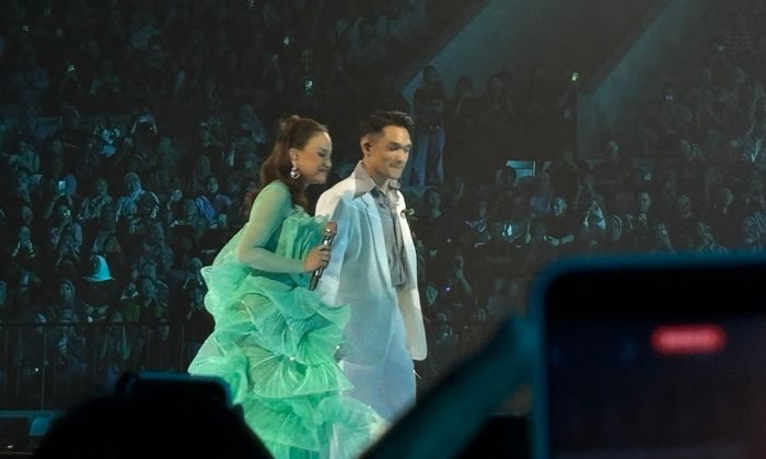 Rossa dan Afgan saat tampil di konser Here I Am yang digelar Indonesia Arena, Jakarta Pusat, Jumat (23/5/2025) malam.
