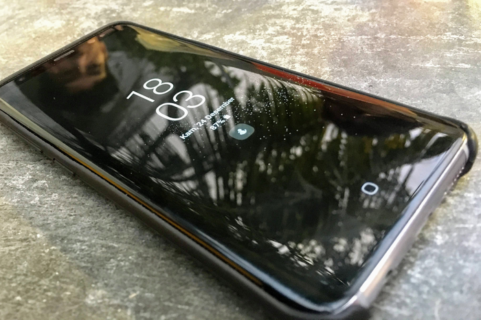 Jangan sembarangan gunakan pembersih buat layar hape kalian ya, sob.