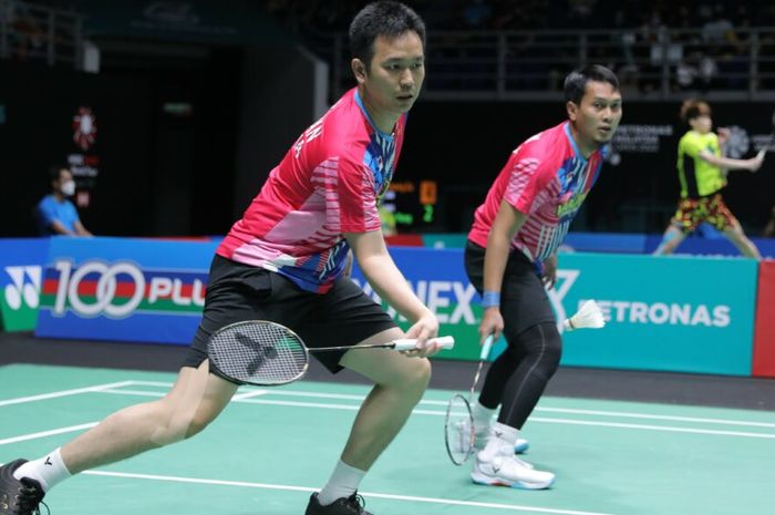 Pasangan ganda putra Indonesia, Mohammad Ahsan/Hendra Setiawan, saat melakoni babak pertama Malaysia Open 2022 di Axiata Arena, Kuala Lumpur, Malaysia, 29 Juni 2022.