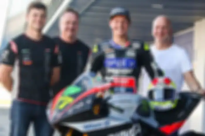 Dominique Aegerter (kedua dari kanan) memilih bertahan di Spanyol meski kelas supporting MotoE di MotoGP Spanyol di Jerez (3/5/2020) batal karena wabah virus corona