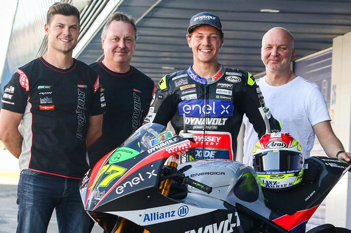 Dominique Aegerter (kedua dari kanan) memilih bertahan di Spanyol meski kelas supporting MotoE di MotoGP Spanyol di Jerez (3/5/2020) batal karena wabah virus corona