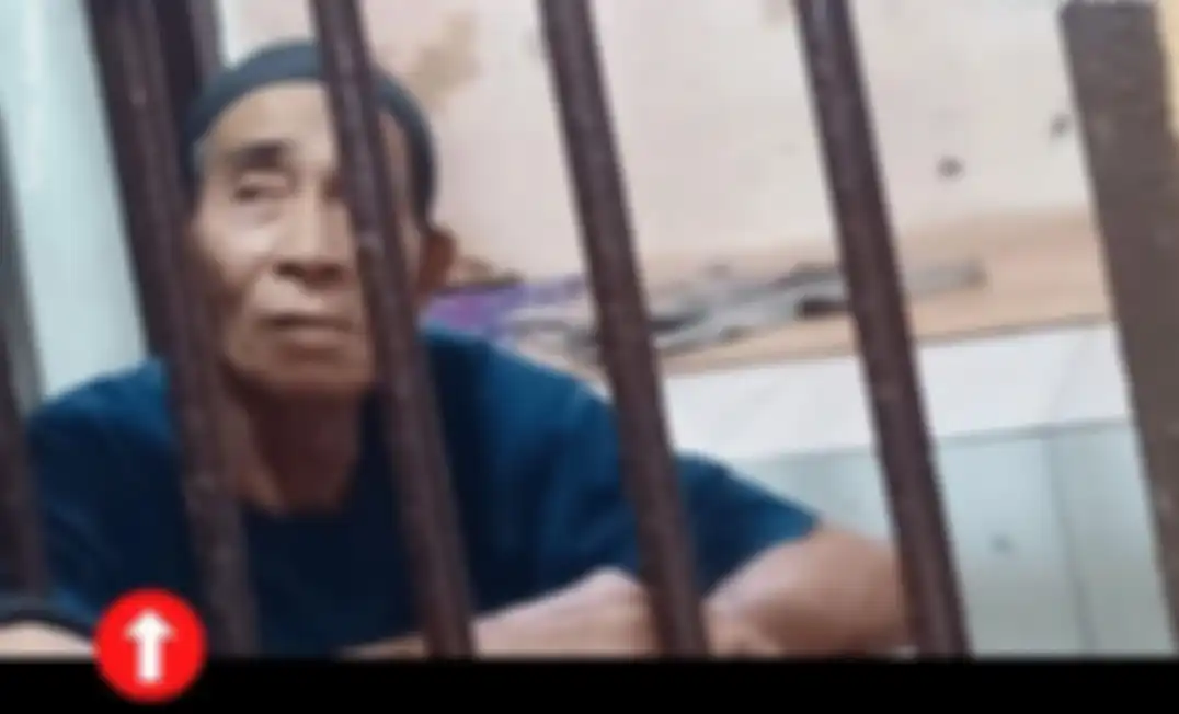 Foto Mbah Minto yang mendekam di sel tahanan usai menghajar maling sudah membuat netizen trenyuh. Dia dituntut hukuman 2 tahun bui. 