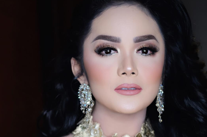 Krisdayanti dengan hasil make up dari Bennu Sorumba