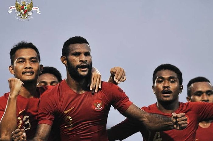 Marinus Wanewar bersama pemain timnas U-22 Indonesia merayakan gol yang dicetak saat melawan Madura United.