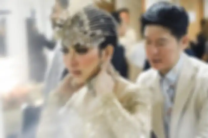 Unggah Foto Syahrini dalam Balutan Gaun Putih Keemasan Usai Menikah, Hengki Kawilarang: Happy Journey!