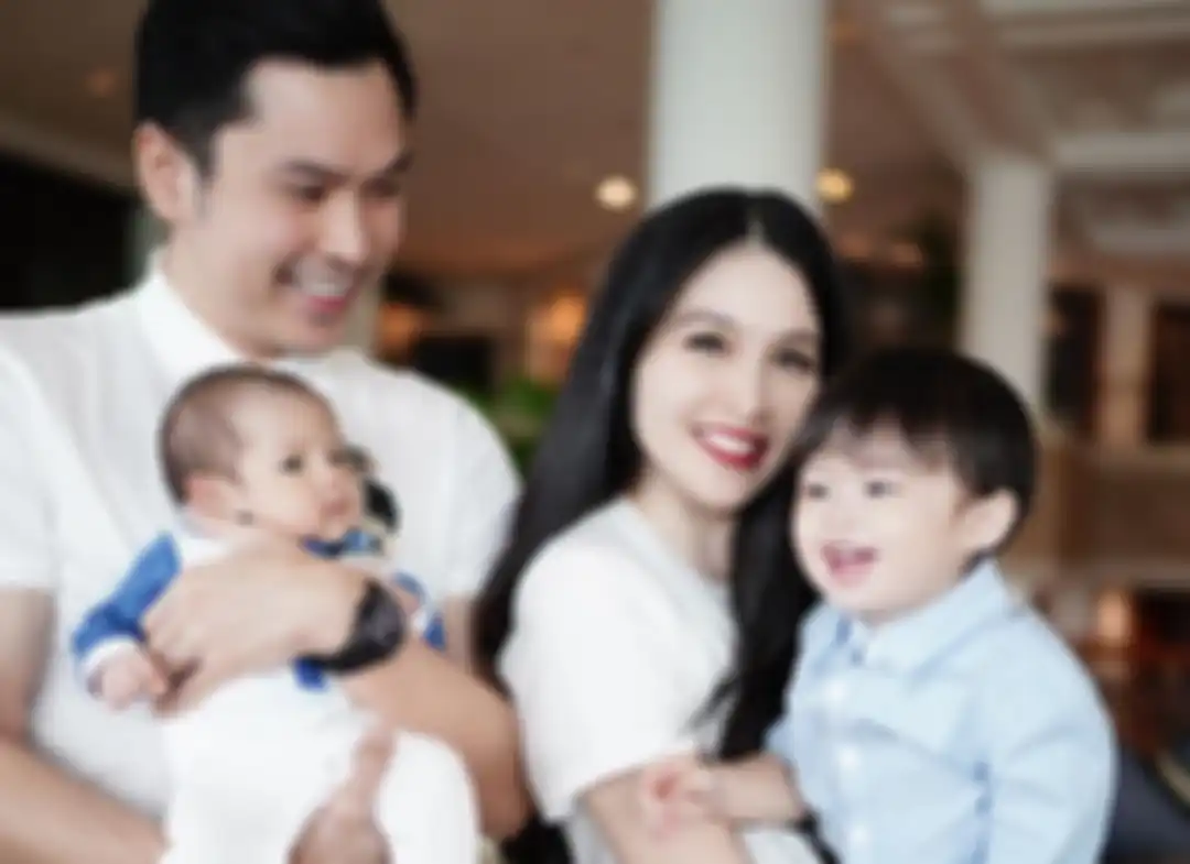 Sandra Dewi dan suami rayakan ulang tahun Raphael Moeis di Disneyland Hongkong
