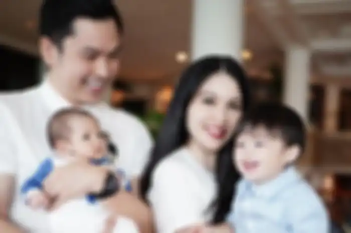 Sandra Dewi dan suami rayakan ulang tahun Raphael Moeis di Disneyland Hongkong