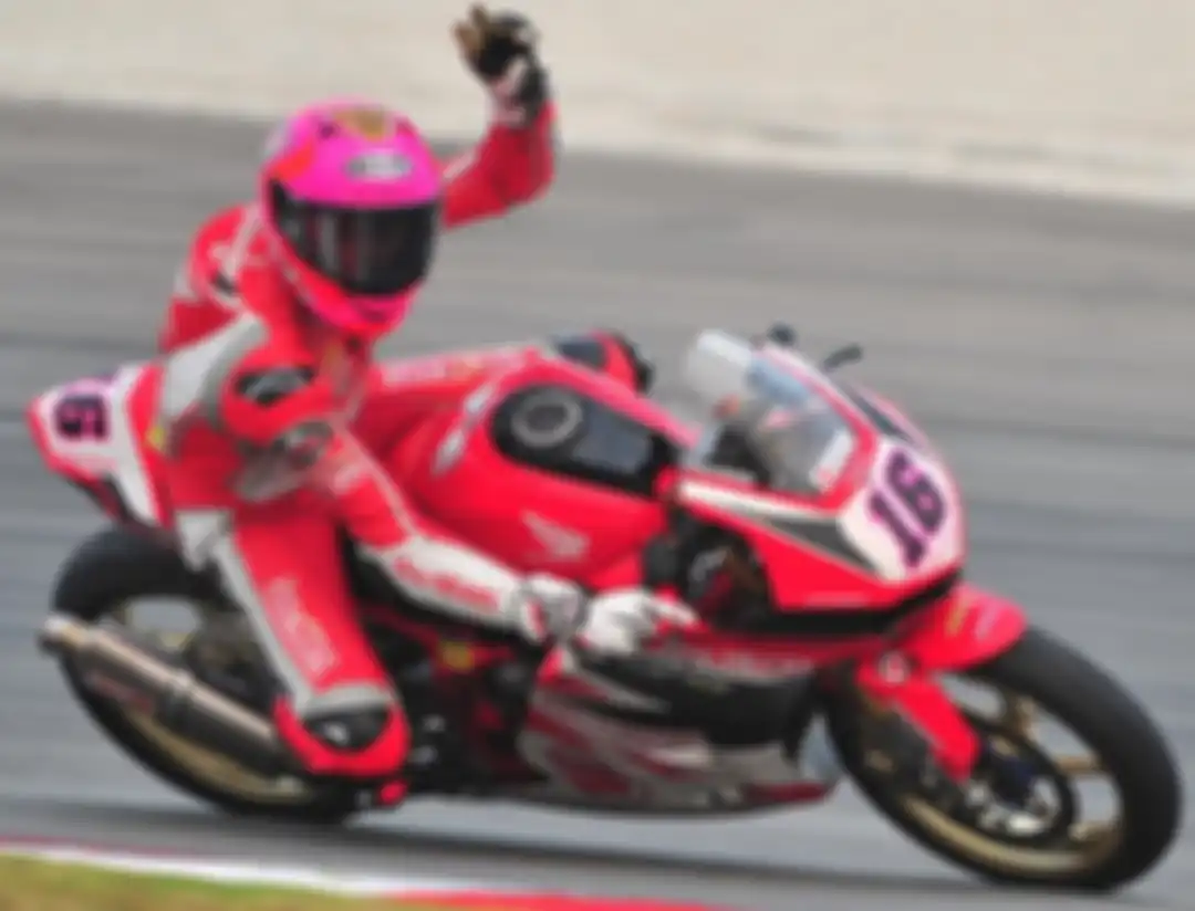 Irfan Ardiansyah selebrasi kemenangan pertama di ARRC AP250 musim ini, namun hasil itu membuatnya kena aturan equaliser di mena pembalap kena pangkas 500 rpm setiap seliaih lebih 50 poin antara penghuni pertama klasemen dengan urutan kelima di klasemen